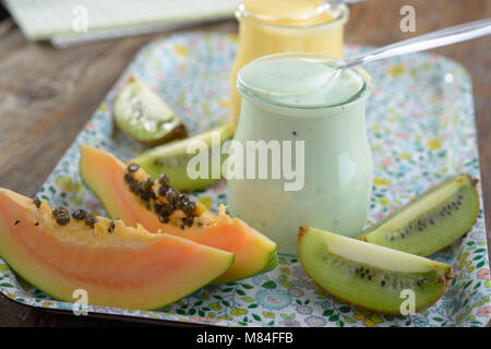 Vasetti di yogurt con frutta tropicale Foto Stock