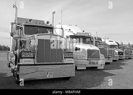 ALAHARMA, Finlandia - 11 agosto 2017: Classic Kenworth convenzionale, Volvo e camion Peterbilt sul display sul carrello di alimentazione mostra 2017, immagine in bianco e nero e Foto Stock