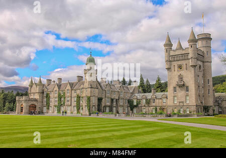 Il castello di Balmoral, sede estiva della famiglia reale britannica Foto Stock