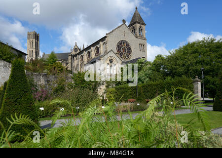 Giardino botanico contro il Museo della Resistenza, ex Suore della Provvidenza convento, e Saint Etienne la Cattedrale di Limoges, Francia Foto Stock