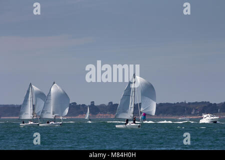 Yacht con spinnaker, Racing nel Solent, Cowes, Isle of Wight, Regno Unito Foto Stock