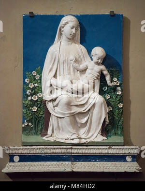 Firenze. L'Italia. Madonna della Rosebush (1450-1460) da Luca della Robbia, Museo Nazionale del Bargello. La Madonna e il Bambino aka Madonna del Rosebus Foto Stock