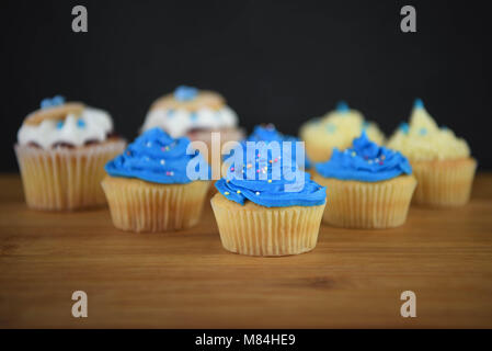 Mini torte con glassa blu o la formazione di ghiaccio Foto Stock