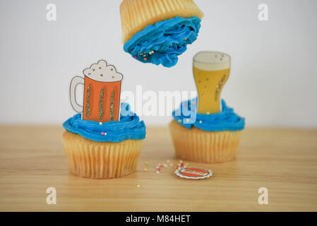 Creative padri giorno torte con decorazioni di birra Foto Stock