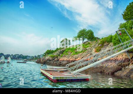 Questo è un posto ottimo per il nuoto nel porto fuori dal dock. Foto Stock