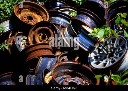 I cerchioni ruota in palo a junkyard Foto Stock
