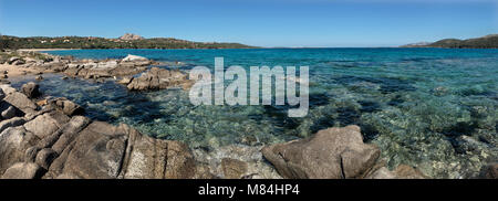 Vista panoramica della Baja Sardinia costa vicino a Palau sulla costa nordorientale dell'isola di Sardegna - Italia Foto Stock