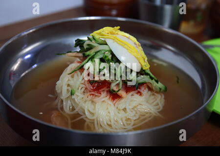 Naengmyeon, coreano freddo zuppa di noodle al Foto stock - Alamy