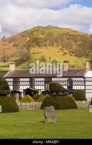 Plas Newydd Llangollen casa dei signori di Llangollen che vi abitò dal 1780 al 1831 con le rovine di dinas Castello di Bran in background Foto Stock