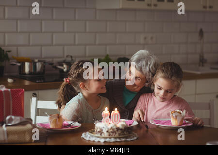 Nonna festeggia il suo compleanno con nipoti Foto Stock