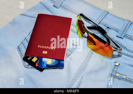 Red Passaporto russo con carte di credito, bicchieri e conchiglie. Il concetto di viaggio Foto Stock