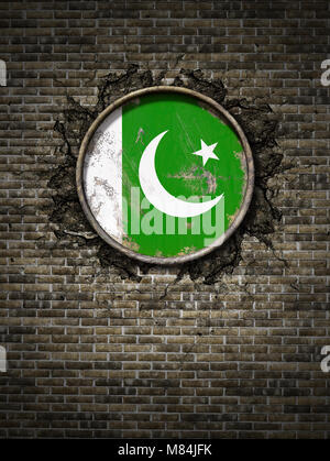 3D rendering di un Pakistan bandiera su un arrugginito piatto metallico incorporato su un vecchio muro di mattoni Foto Stock