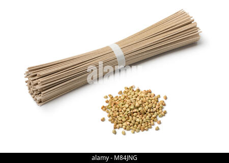 Cumulo di secche semi di grano saraceno e tagliatelle di grano saraceno isolati su sfondo bianco Foto Stock