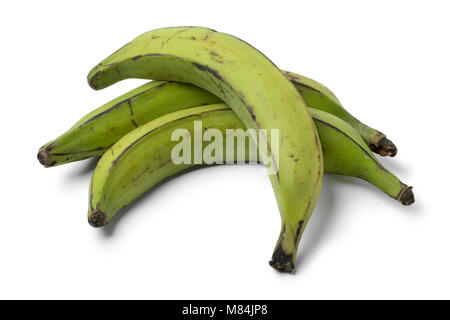 Tutto il green banane acerbe isolati su sfondo bianco Foto Stock