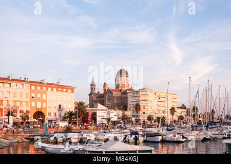 Saint-Raphaël porta con Paroisse Notre Dame Victoire chiesa e il porto al tramonto, Côte d'Azur, in Francia Foto Stock