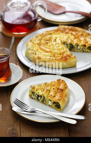 Laminati in casa borek, spinaci e formaggio feta, cucina turca Foto Stock