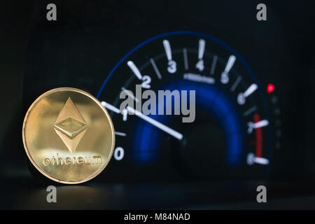 Ethereum moneta in oro su un auto cruscotto con tachimetro giri. Foto Stock