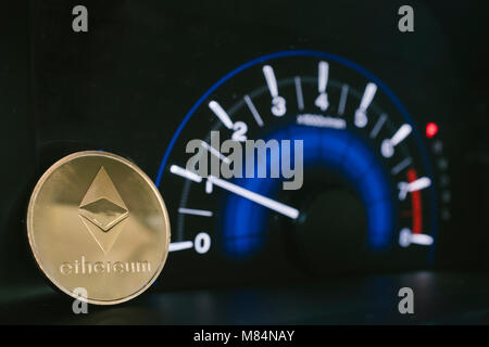 Ethereum moneta in oro su vetture cruscotto Foto Stock