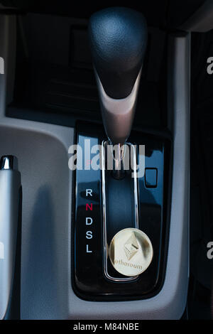 Ethereum moneta in oro su vetture del cambio di trasmissione. Foto Stock