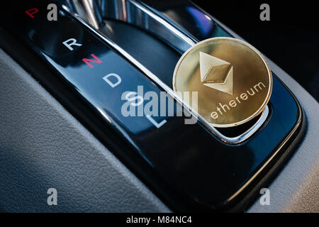 Ethereum moneta in oro su vetture del cambio di trasmissione. Foto Stock