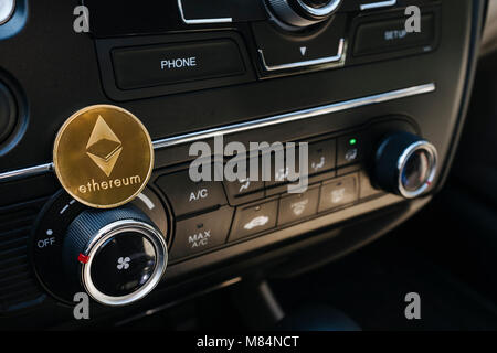 Ethereum moneta in oro su vetture radio del cruscotto Foto Stock
