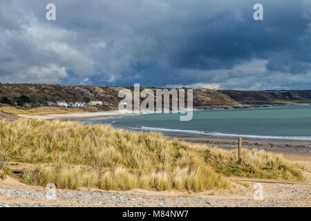 Port Eynon Beach sulla Penisola di Gower cercando di fronte a Horton, Galles del Sud Foto Stock