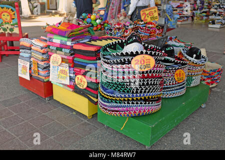 Souvenir turistici sul display sul Malecon Puerto Vallarta, Messico includono elementi associati con percepito la cultura Messicana compresi sombreros. Foto Stock