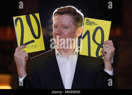 Edinburgh International Festival direttore Fergus Linehan contiene il programma 2018 durante un photocall al momento del suo avvio all'McEwan Hall di Edimburgo. Foto Stock