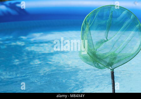 Blu gonfiabili Piscina Giardino e Piscina Skimmer Net Foto Stock