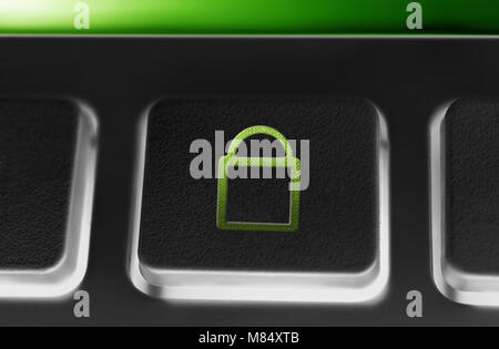 Macro di un pulsante nero con verde di sicurezza chiusi icona di blocco Foto Stock