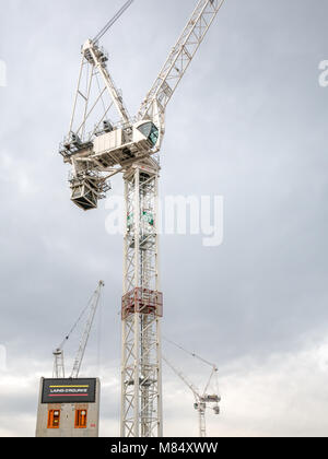 Laing O'Rourke costruzione con enormi gru edili a St James revamping, Leith Street, Edimburgo, Scozia, Regno Unito Foto Stock