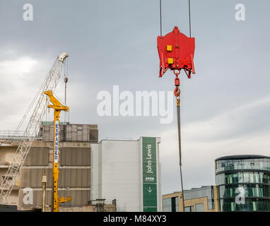 Gru edili a St James revamping, Leith Street, Edimburgo, Scozia, con John Lewis banner aperto Foto Stock