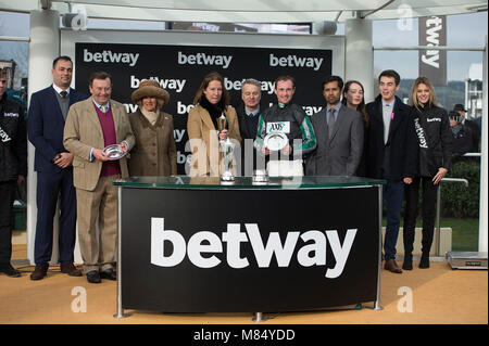 La duchessa di Cornovaglia, Membro Onorario del Club di Jockey, durante la presentazione di Altior Trainer di Nicky Henderson (seconda a sinistra), proprietario Patricia Pugh (quarta a sinistra) e Jockey Nico De Boinville dopo il cavallo ha vinto il Betway Regina Madre Campione Steeple Chase come ella assiste Ladies giorno al festival di Cheltenham. Foto Stock