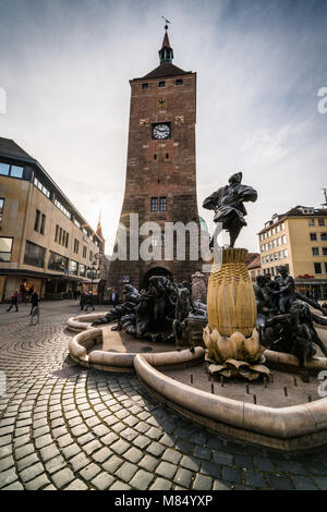 Brunnen Ehekarussell Am weissen Turm in der Altstadt fontana ben presso la torre bianca nella città vecchia , Norimberga, Germania, Europa. Foto Stock