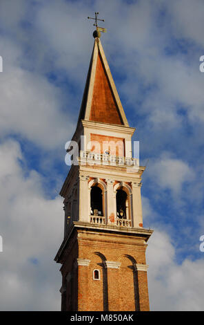 San Francesco della Vigna chiesa rinascimentale torre campana tra le nuvole in Venezia, costruito nel XVI secolo dall'architetto veneziano Ongarin Foto Stock