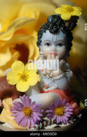 Shree Krishna janmastami hare krsna divinità con fiori. hindu bambino Krishna burro ilse Foto Stock