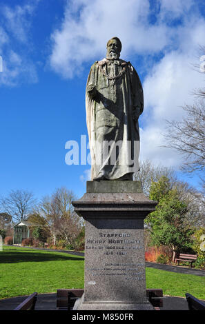 Statua di Stafford Northcote Henry, 1° Conte di Iddesleigh, Northernhay giardini, Exeter Devon, Inghilterra, Regno Unito Foto Stock