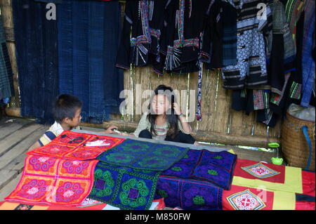 I bambini vietnamiti nel negozio di souvenir dei loro genitori. I rappresentanti delle minoranze nazionali in Vietnam. Sapa, Vietnam, Lao Cai Provincia, in Asia. Foto Stock