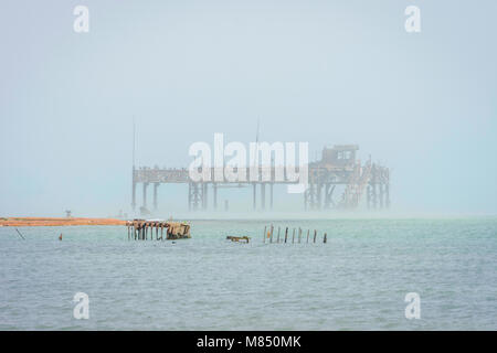 Il vecchio impianto di trivellazione petrolifera nel Mar Caspio in Azerbaigian Foto Stock