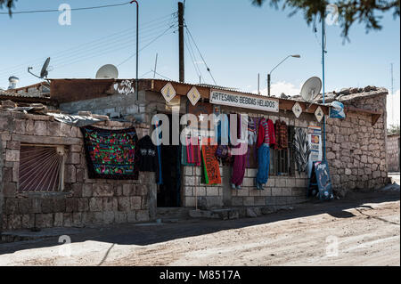 TOCONAO, Cile - 12 agosto 2017: tipico negozio locale sulla strada al villaggio di Toconao nel deserto di Atacama, Cile - America del Sud Foto Stock