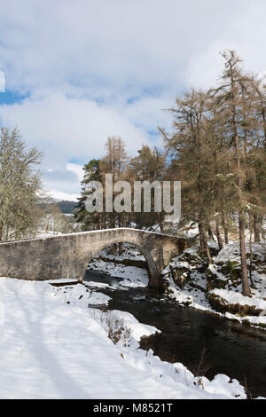 Il ponte Poldullie, oltre il Fiume Don in Strathdon, in inverno Foto Stock