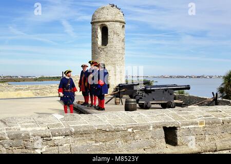 Equipaggio di Cannone prepara a fuoco il cannone al Castillo de San Marcos National Monument Foto Stock