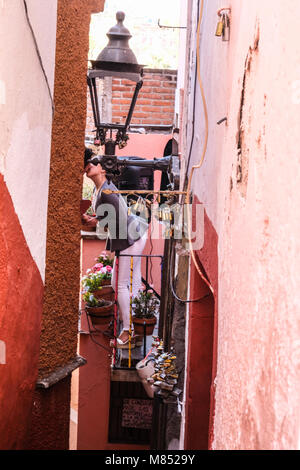 Un paio di kiss in vicolo del bacio a Guanajuato, Messico Foto Stock