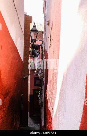 Un paio di kiss in vicolo del bacio a Guanajuato, Messico Foto Stock