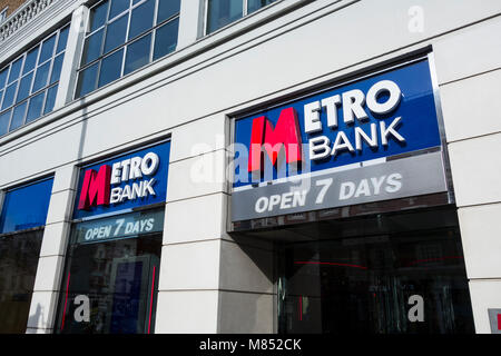 Banca della metropolitana di Kensington High Street, Kensington, London, Regno Unito Foto Stock