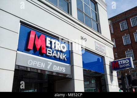 Banca della metropolitana di Kensington High Street, Kensington, London, Regno Unito Foto Stock