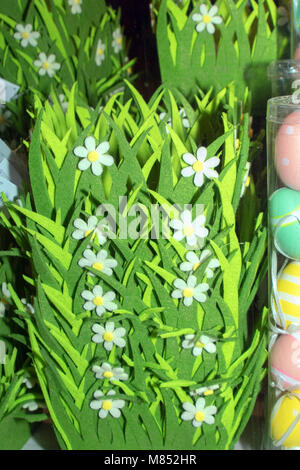 Decorazioni di pasqua per la vendita in un negozio di articoli da regalo finestra Foto Stock
