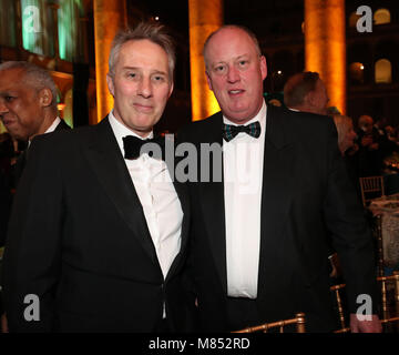 DUP MP Ian Paisley Jnr e PSNI CHIEF CONSTABLE George Hamilton frequentare l'American Irlanda Fondo di Gala cena presso il National Building Museum di Washington DC. Foto Stock