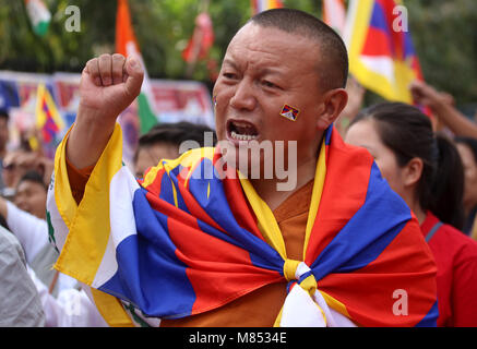 Delhi, India. Xiv Mar, 2018. Tibetani slogan di sollevamento per segnare il decimo anniversario della insurrezione tibetana contro il governo cinese per l'occupazione illegale, al Parlamento Street. Credito: Shrikant Singh/Pacific Press/Alamy Live News Foto Stock