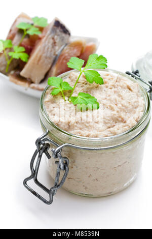 Forshmak incolla da aringa isolato su bianco Foto Stock